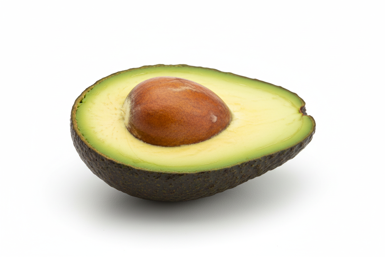 Aguacate sobre fondo blanco pero apollado una patrte