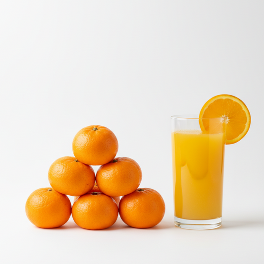 Haz una imagen de unas naranjas y alado un vaso con zumo de naranja nada mas sin complementos ni hojas en la imagen las naranjas en forma de piramide y el zumo alado. En un fondo blanco en formato 1:1